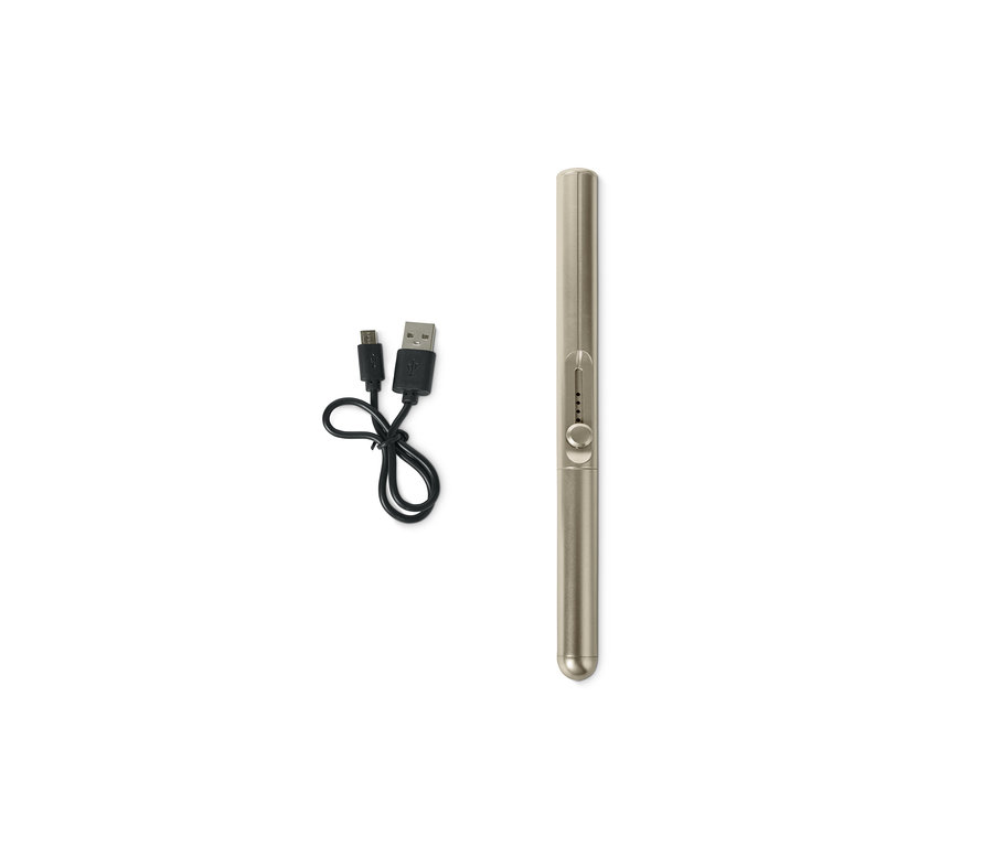 Beyaz bir arka planda duran bir elektrikli prizma ışıklı çakmak ve bir USB kablosu.