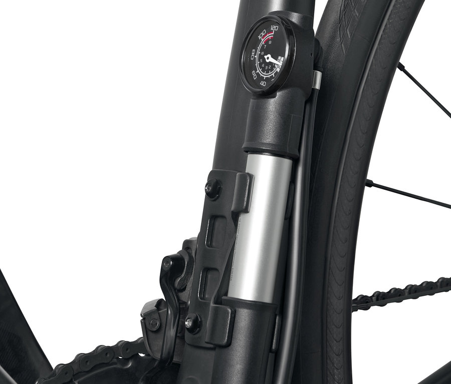 Monte edilmiş Çift Taraflı Mini Pompa bulunan siyah bir bisiklet çerçevesinin ayrıntılı çekimi.