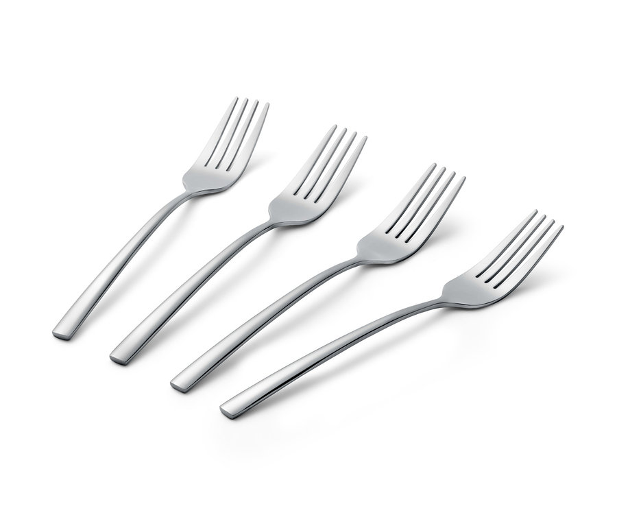 Beyaz bir arka plan üzerinde çatal bıçak kaşık setinden dört gümüş renkli pasta çatalı.