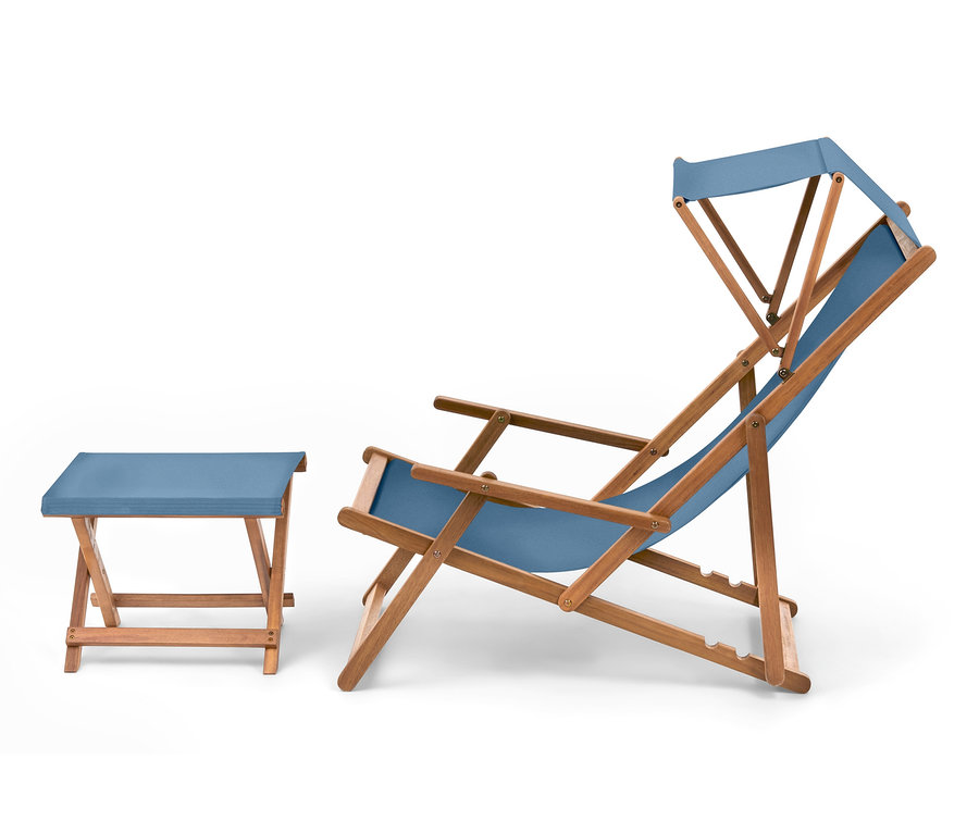 Güneşlikli ve Ayaklıklı Şezlong. Mavi kumaşlı ahşap çerçeve.