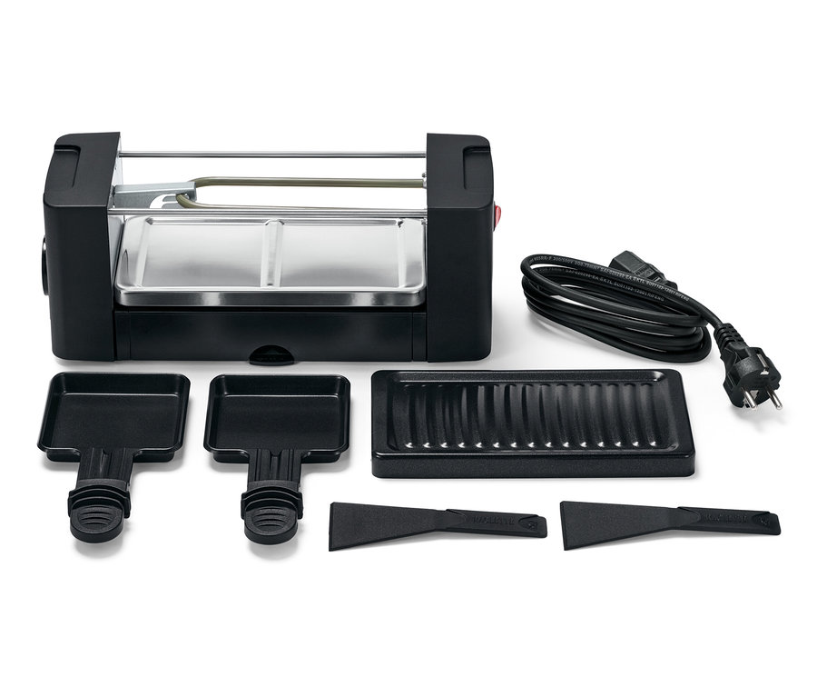 Tavalar, spatulalar ve ızgarası olan iki kişilik siyah raclette ızgarası.