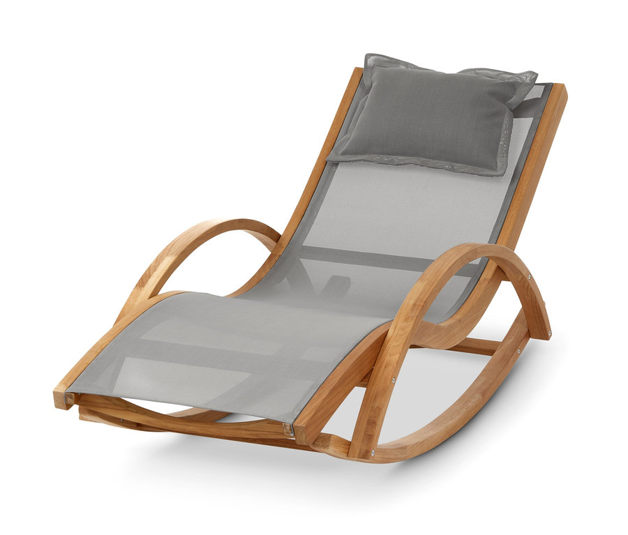 Tik ağacından sallanan şezlong, TEXTILENE® ve gri yastık ile birlikte.