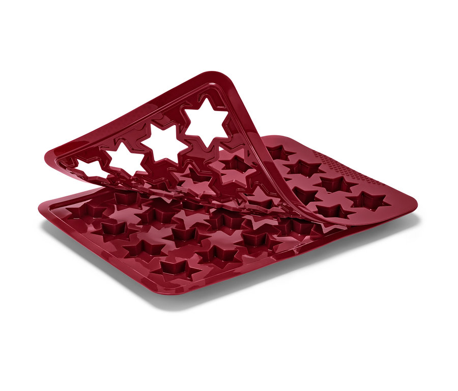 Kırmızı renkli yıldız kurabiye fırın matının yakın çekim fotoğrafı.