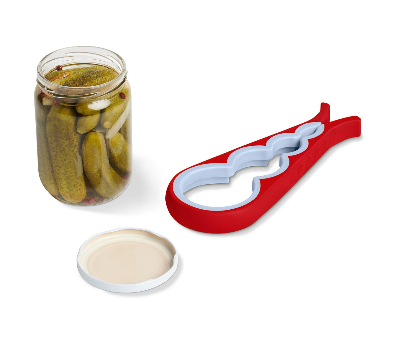 Bir kavanoz salatalık turşusu, bir kapak ve kırmızı bir kavanoz ve şişe açacağı yan yana duruyor.