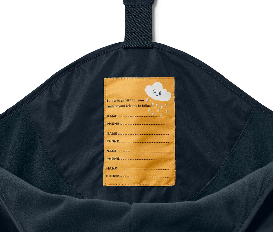 Lacivert çocuk termal yağmur pantolonunun isim etiketi detayı.