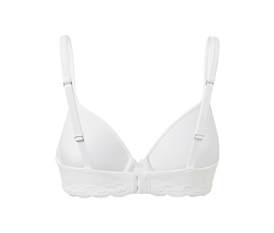 Beyaz tişört sütyenin detayı