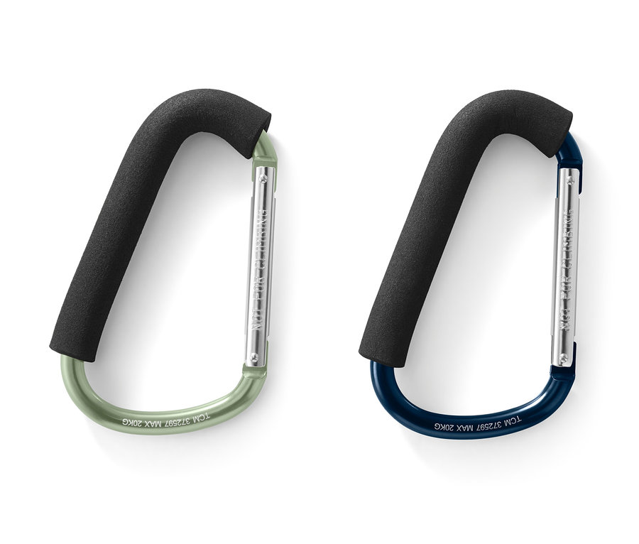 Siyah köpük tutacaklı iki adet XXL karabina kancası, biri yeşil ve biri mavi, beyaz bir arka plan üzerinde yan yana duruyor.