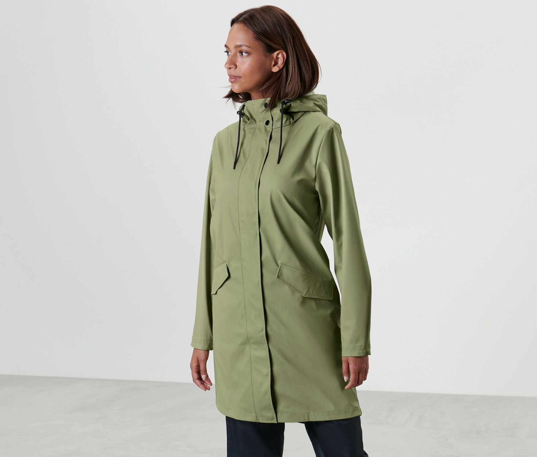 Kadın, Yağmur Parkası »Friesennerz« ile poz veriyor.