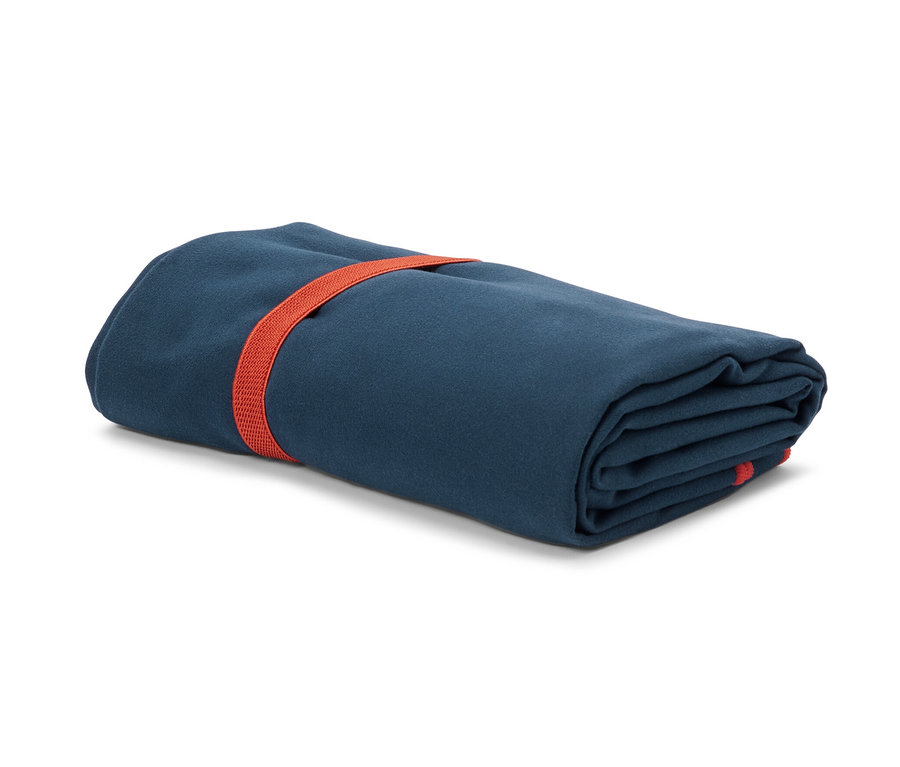 Katlanmış, turuncu şeritle sarılmış, yaklaşık 100 x 180 cm boyutlarında Outdoor Banyo Havlusu.