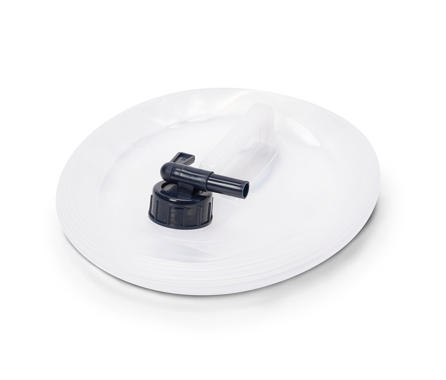 Ortasında siyah musluk bulunan katlanabilir su bidonu.