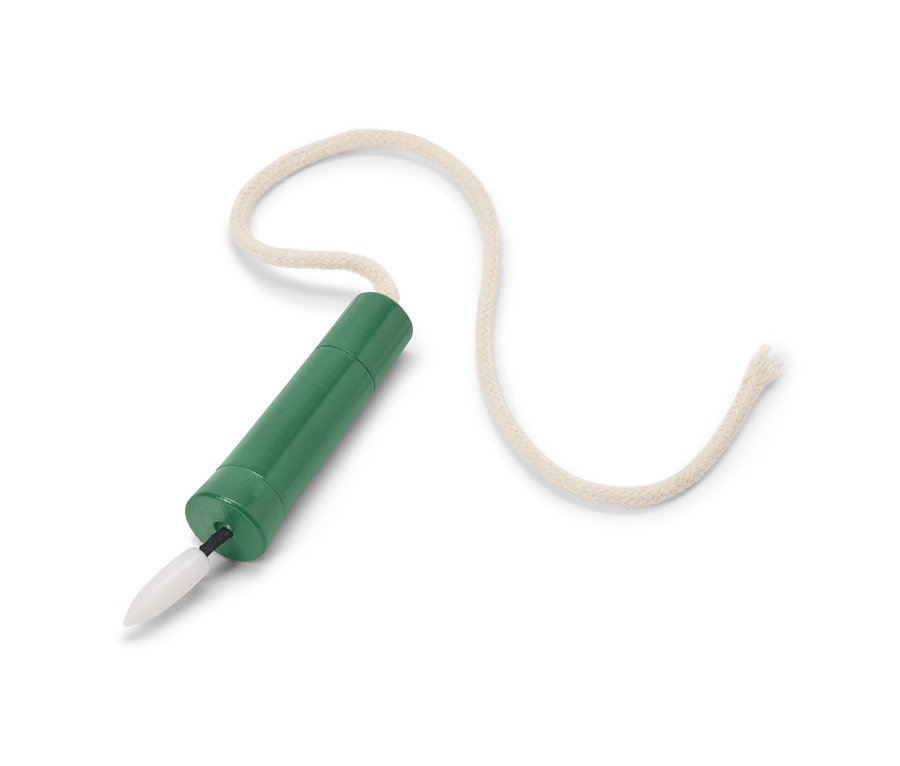 Beyaz bir arka plan üzerinde beyaz ipli yeşil bir LED Şişe Lambası »Candle«.