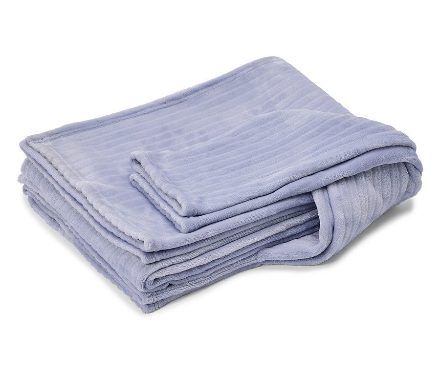 Beyaz bir arka plan üzerinde katlanmış, açık mor, fitilli dokulu bir battaniye.