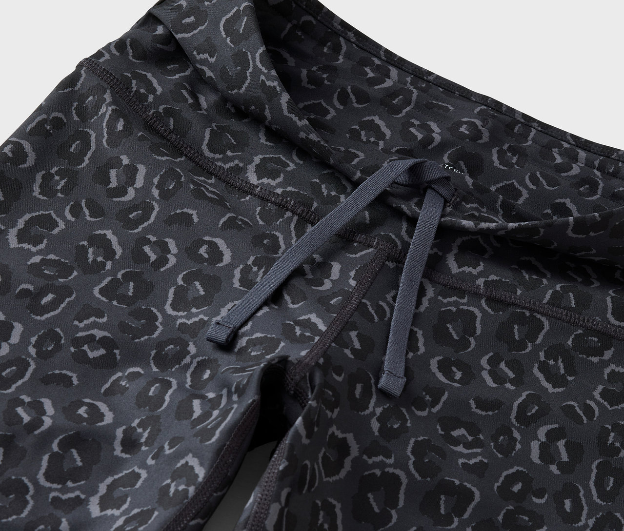 Büzgülü bağcıklı ve hayvan deseni olan kadın taytının detayı.