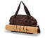 Zebra desenli kahverengi spor çantası, rulo halinde duran mantar yoga matını tutuyor.