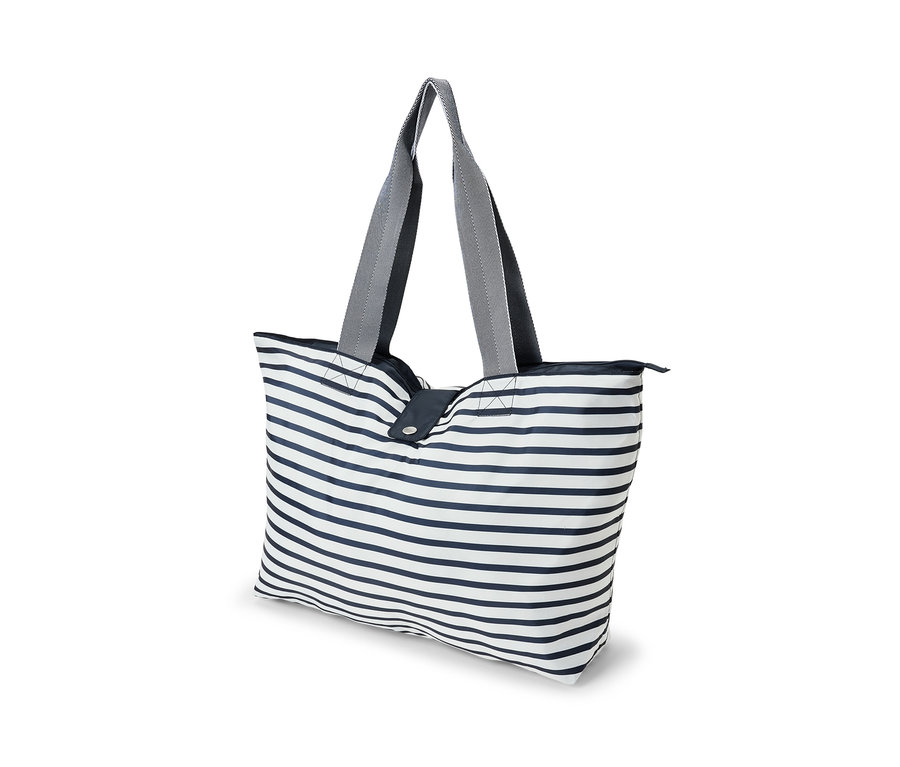 Mavi ve beyaz şeritli, gri saplı katlanabilir plaj çantası.