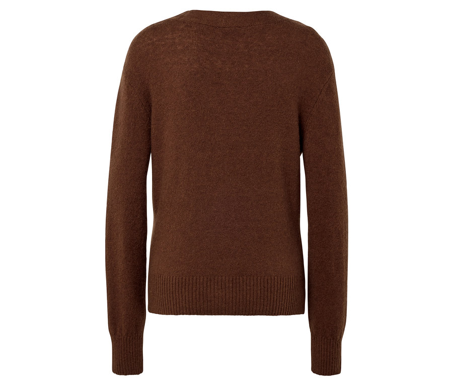 Uzun kollu ve bisiklet yakalı kahverengi örgü kazak.