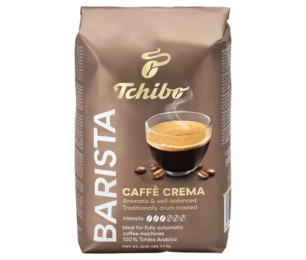 Bir paket BARISTA Caffè Crema - 500 g Çekirdek Kahve, bir fincan kahve ve kahve çekirdekleri ile birlikte.