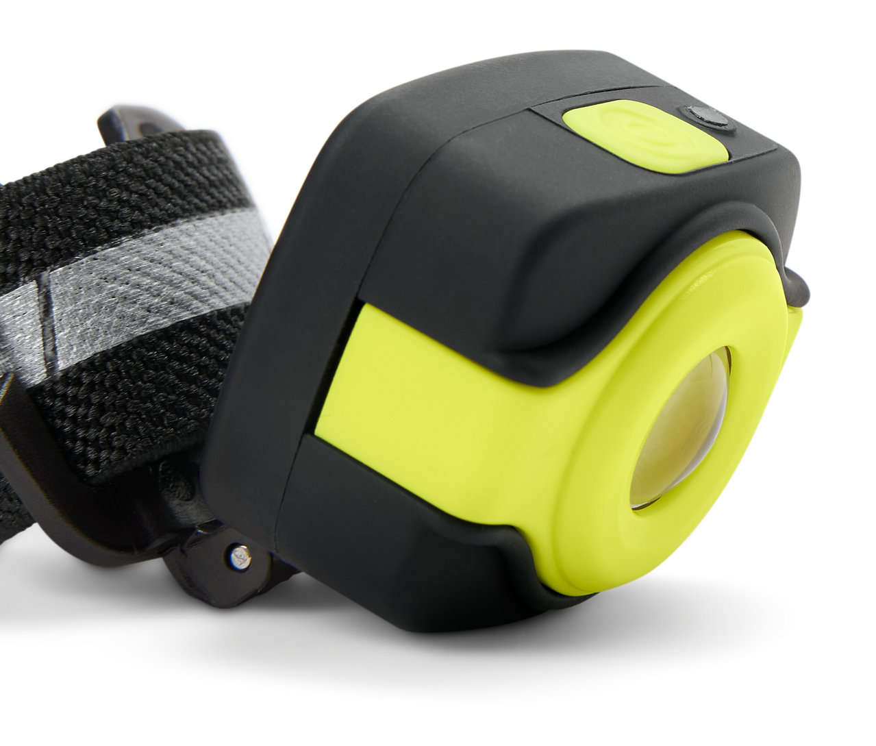 Siyah gövdeye ve sarı ışığa sahip kompakt bir kafa lambasının yakın çekimi.