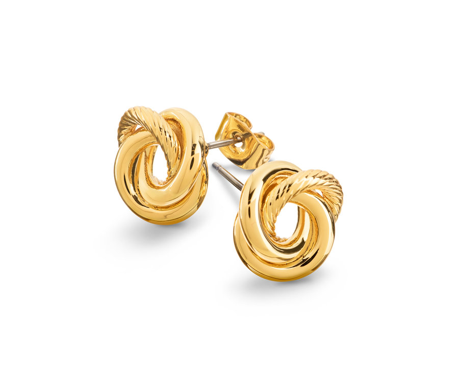 Beyaz bir arka plan üzerinde düğüm şeklinde iki altın küpenin ayrıntılı çekimi.