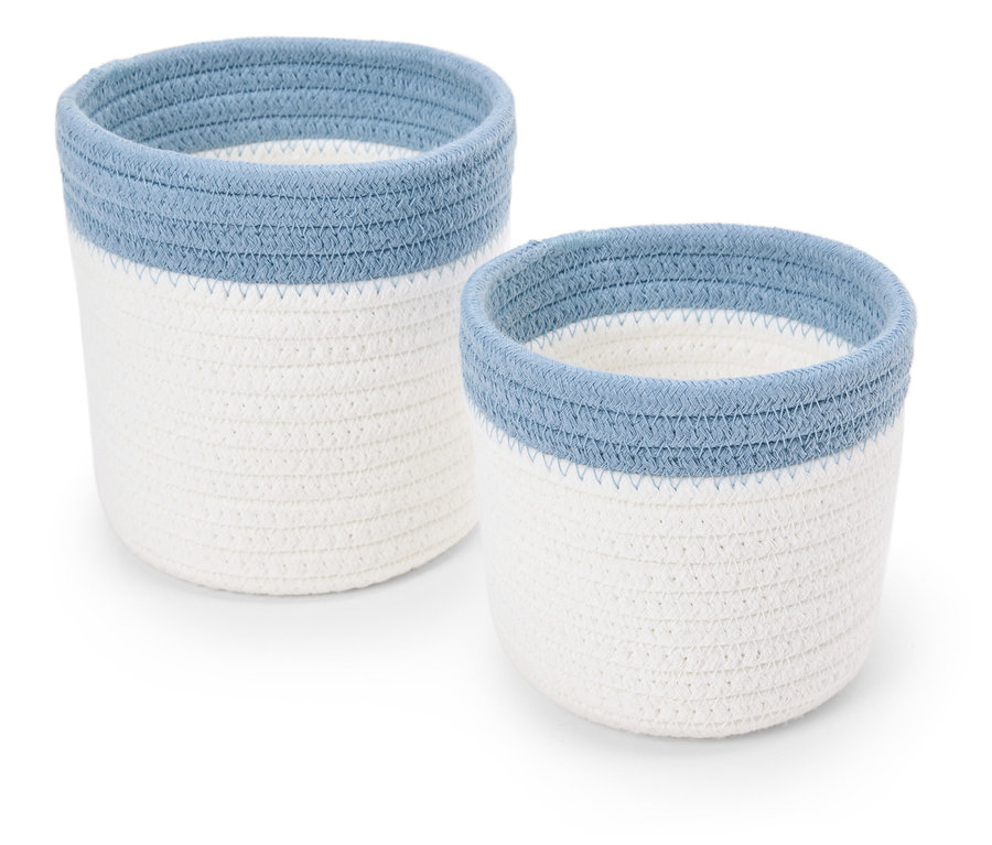 Mavi kenarlı iki adet beyaz örgü sepet.
