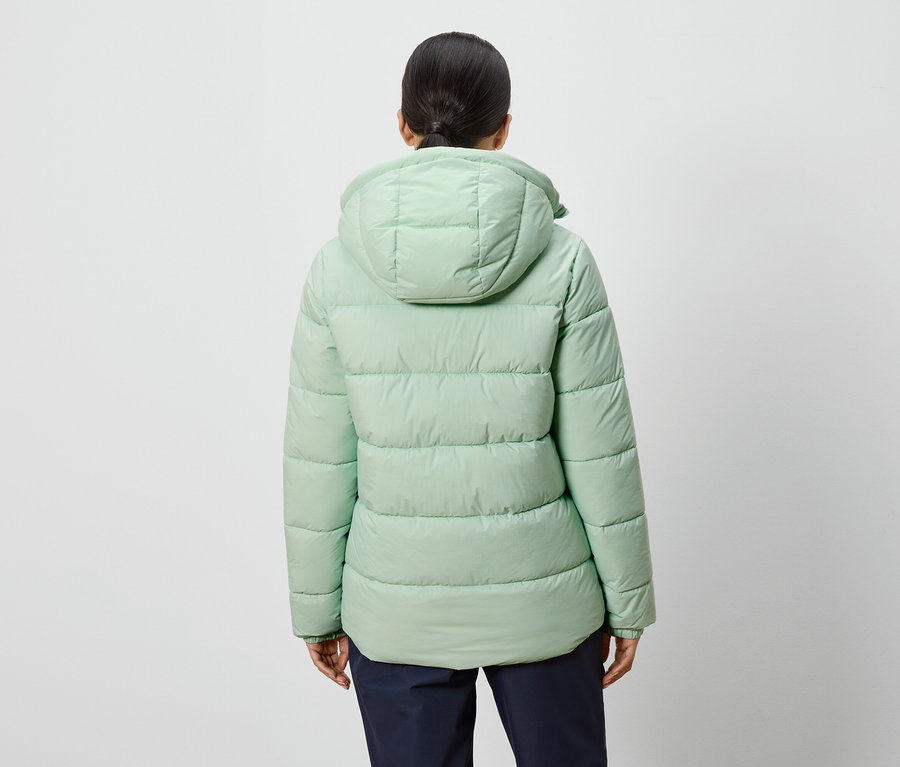 Kapüşonlu, açık yeşil renkli şişme mont giyen bir kadının arka görünümü.