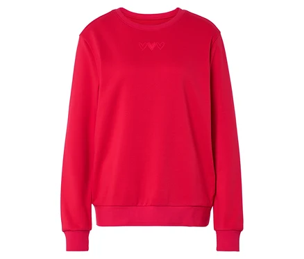 Kırmızı bir sweatshirt, yakasının altında üç küçük kalp ile beyaz bir arka plan üzerinde duruyor.