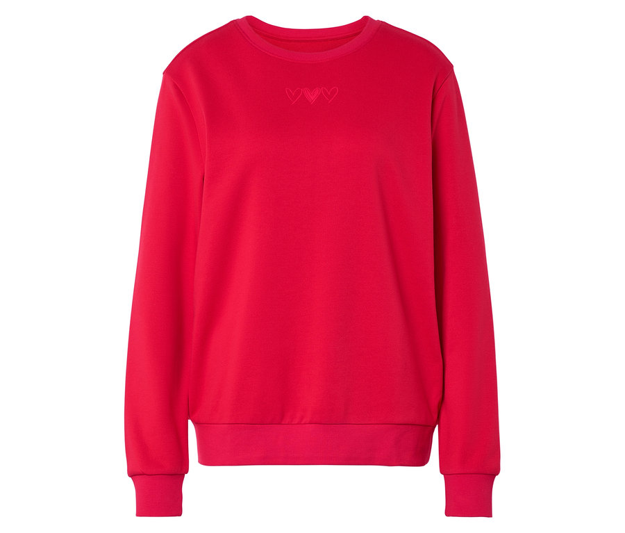 Kırmızı bir sweatshirt, yakasının altında üç küçük kalp ile beyaz bir arka plan üzerinde duruyor.