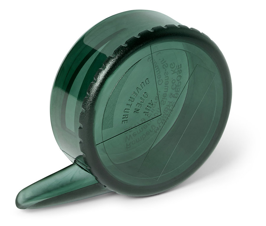 Beyaz bir yüzey üzerinde duran yeşil bir ölçüm kabının yakın çekimi.