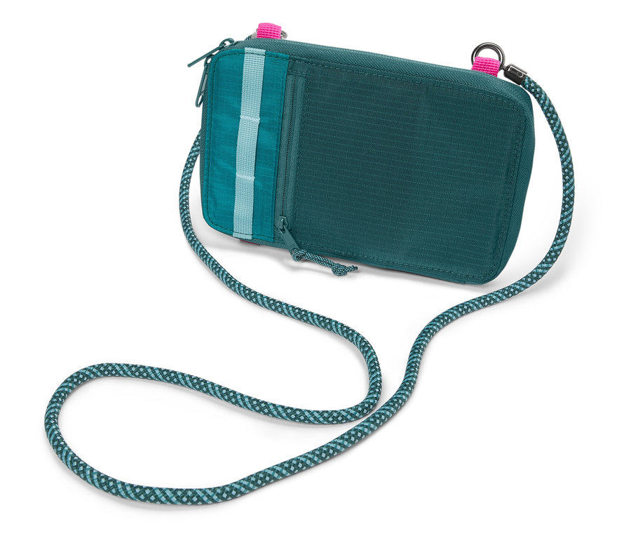 Mavi-yeşil halat askılı yeşil bir çapraz askılı çanta beyaz bir arka plan üzerinde duruyor.