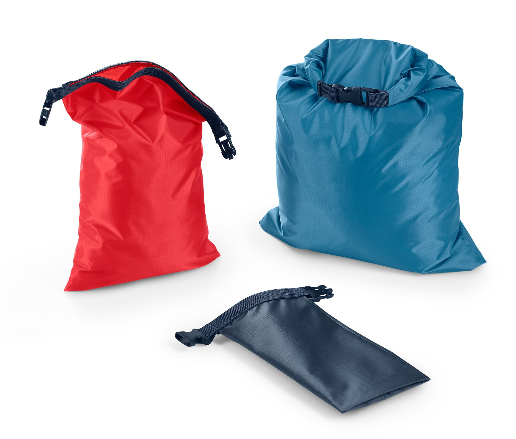 Üç adet su geçirmez çanta: kırmızı, mavi ve lacivert.