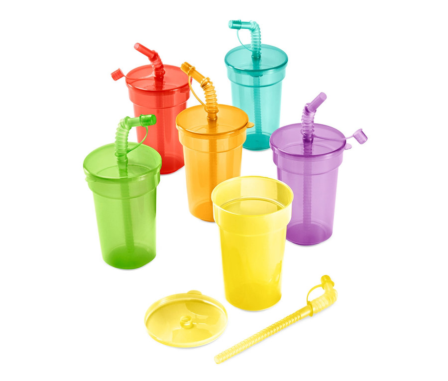 Kapalı ve pipetli altı adet renkli bardak.