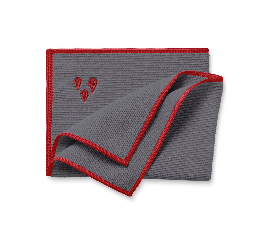 Üç kırmızı damla ve kırmızı kenarı olan gri bir Cam ve Parlatma Bezi beyaz bir arka plan üzerinde katlanmış halde duruyor.