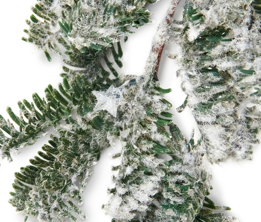 Yakın çekimde yapay karlı LED çam şerit süsleme.