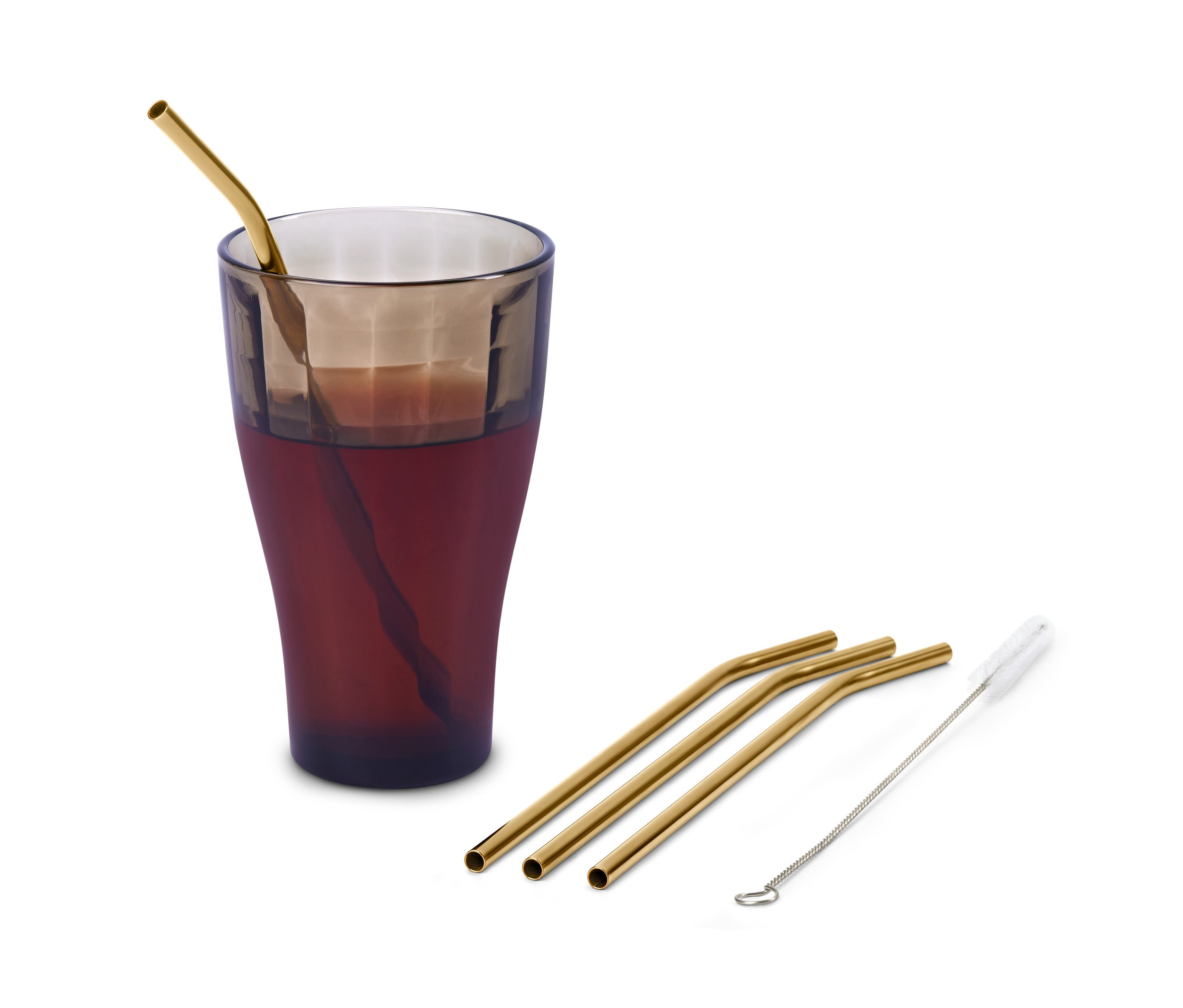 İçinde içecek olan bir bardak ve metal pipet, yanında 3 adet metal pipet ve bir temizleme fırçası duruyor.