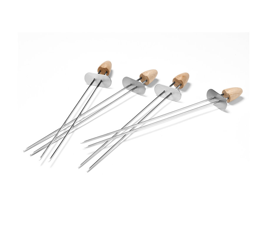 Ahşap saplı ve gümüş metal uçlu dört adet şaşlık şişi.