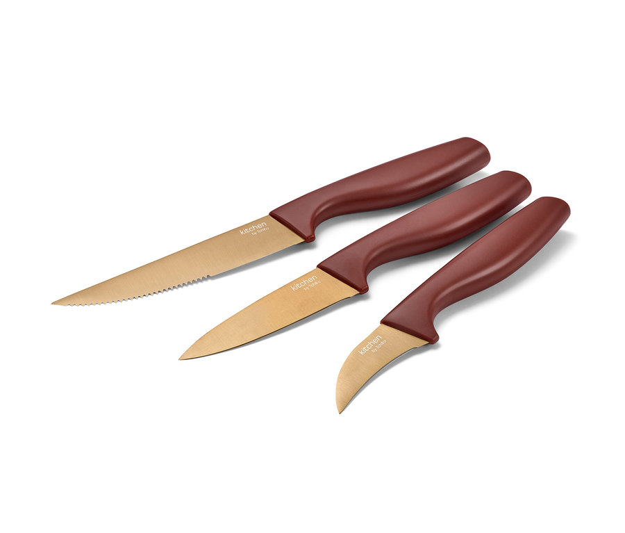 Kahverengi saplı ve altın renkli bıçaklı, 3 adet mutfak bıçağı beyaz bir zemin üzerinde duruyor.
