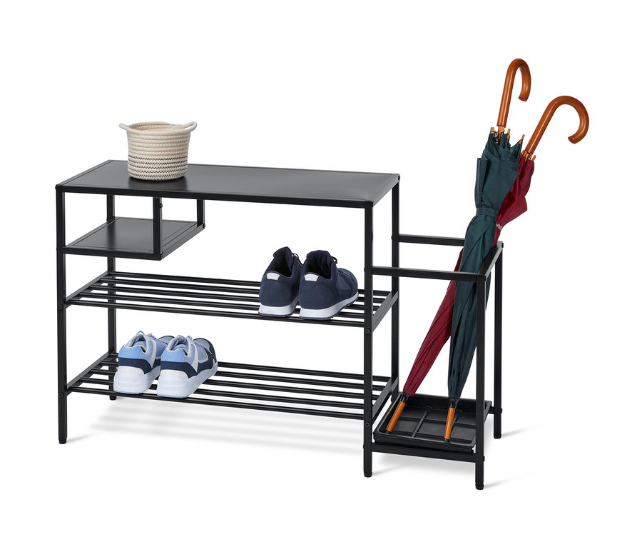 Ayakkabı ve şemsiyelerin bulunduğu metal koridor rafı.