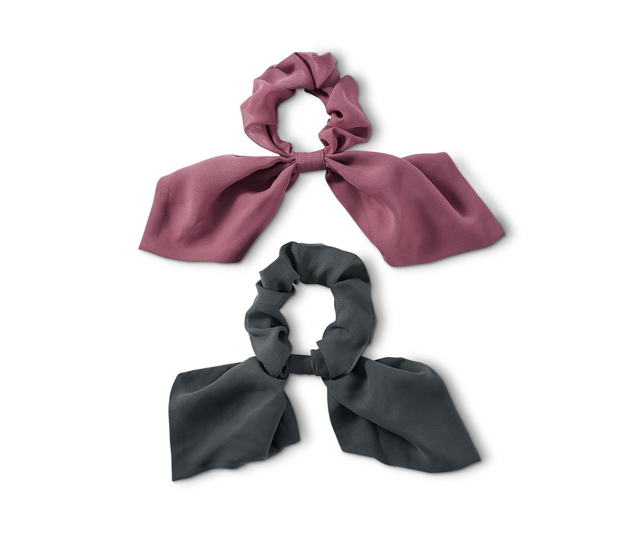 Beyaz bir arka plan üzerinde duran 2 adet Kurdeleli Lastik Toka »Scrunchies«.