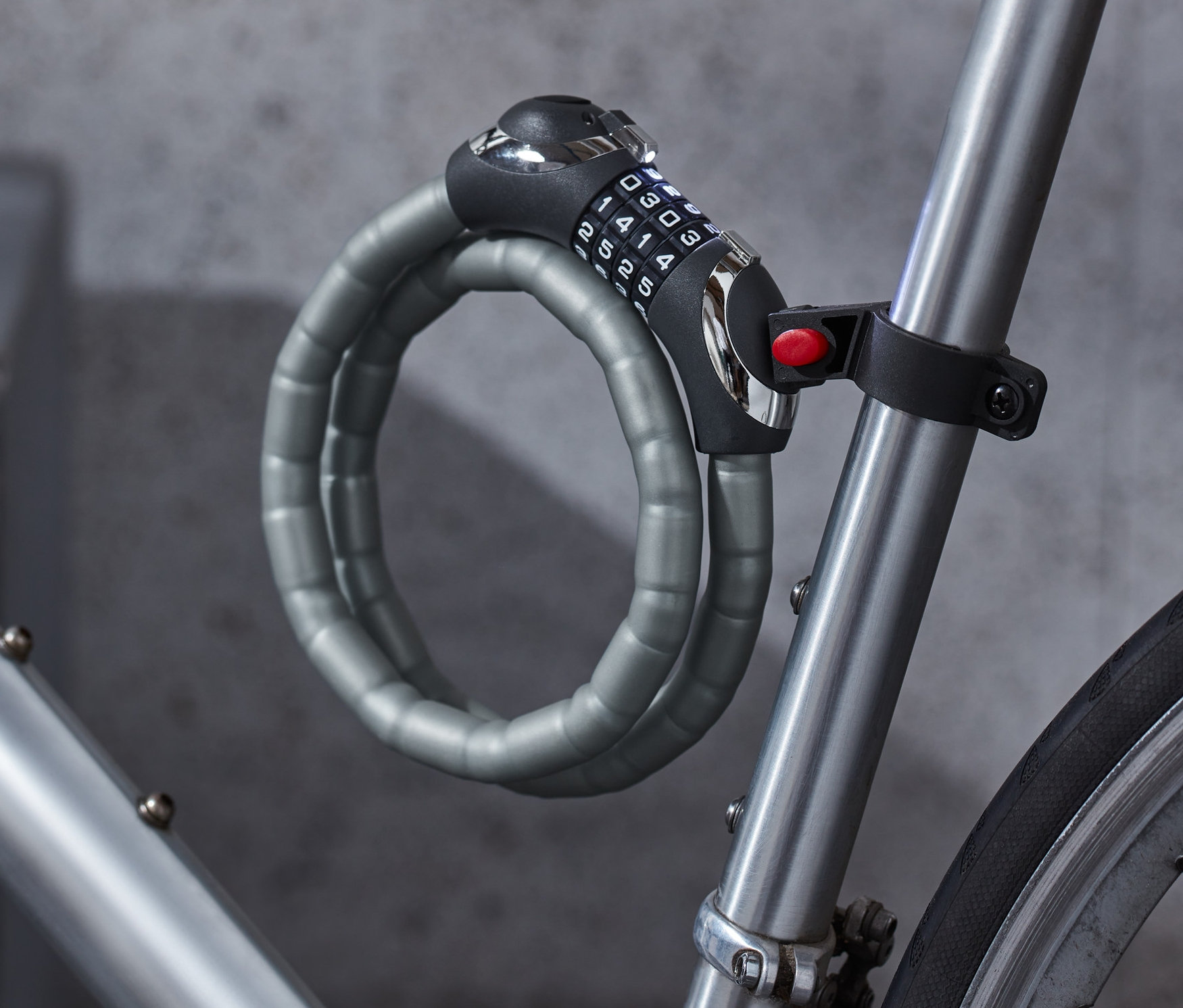 Bir LED Zırhlı Kablo Kilit, bir bisikletin çerçevesine takılı.