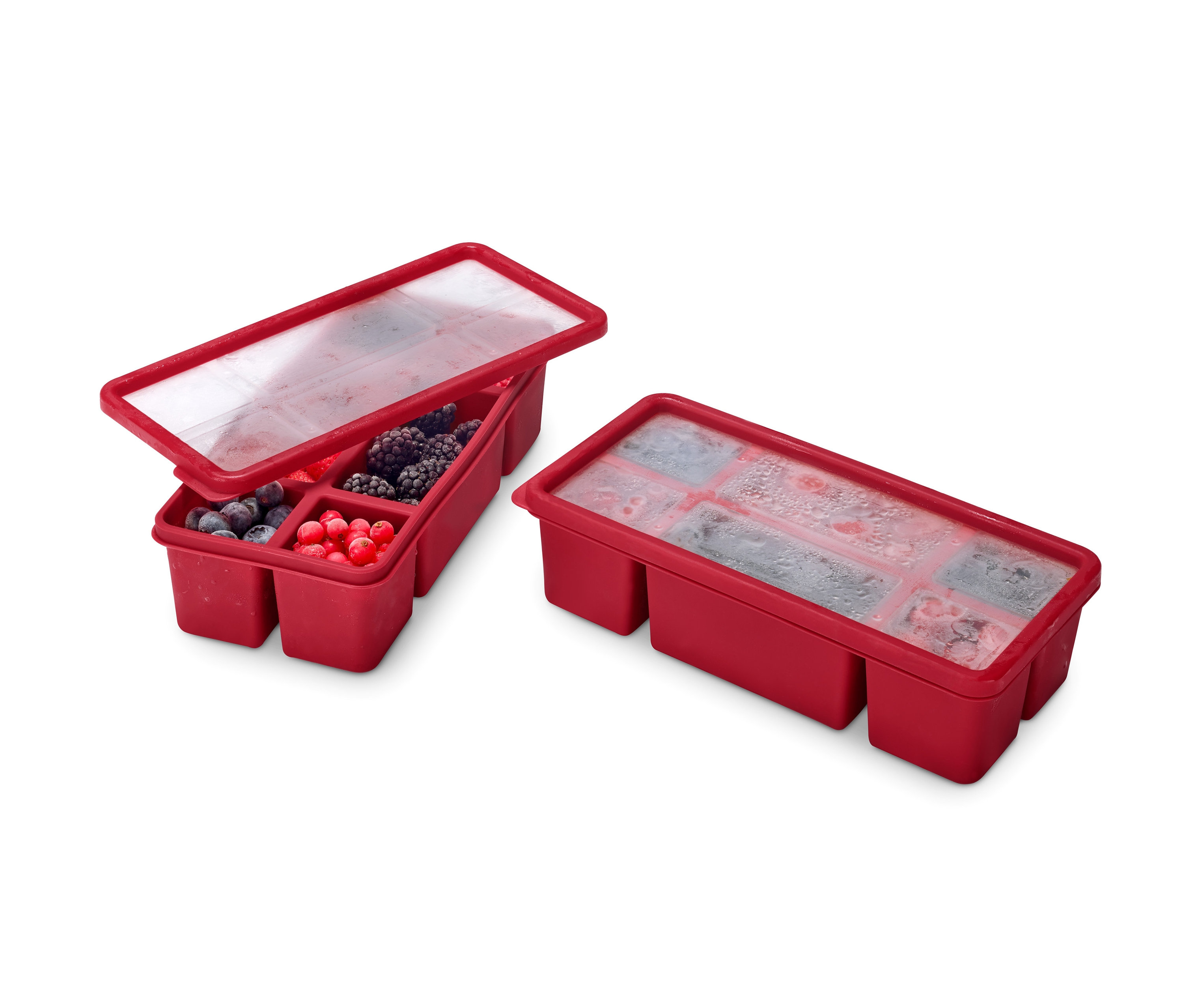 İki kırmızı Porsiyonluk Tepsi, biri yaban mersini, ahududu ve böğürtlenli, diğeri şeffaf kapakla kapatılmış.