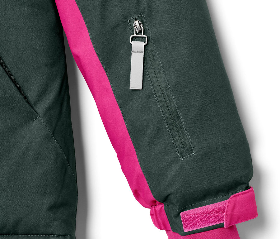 Pembe detayları ve kol cebi olan çocuk kayak montu detayı.