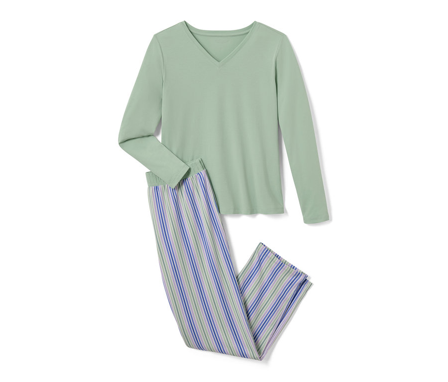 Uzun kollu yeşil pijama ve çizgili pantolon.