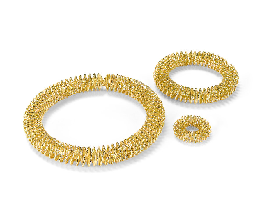 Beyaz arka planda altın renkli akupunktur seti