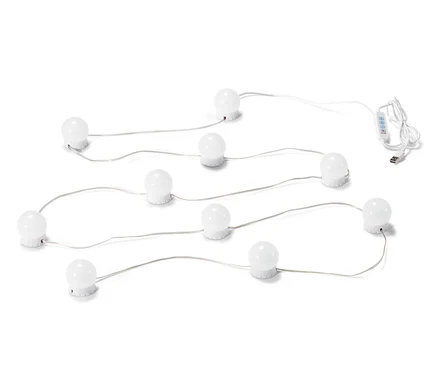 Beyaz bir arka planda duran LED'li USB Işık Zinciri.