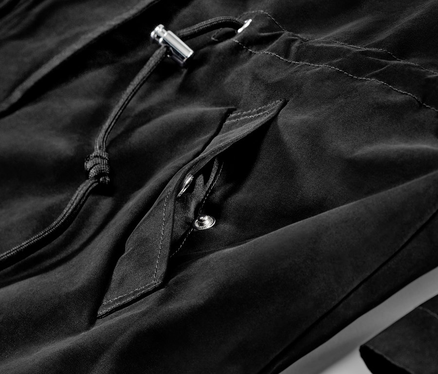 Siyah kapüşonlu bir parkanın yakın çekimi.