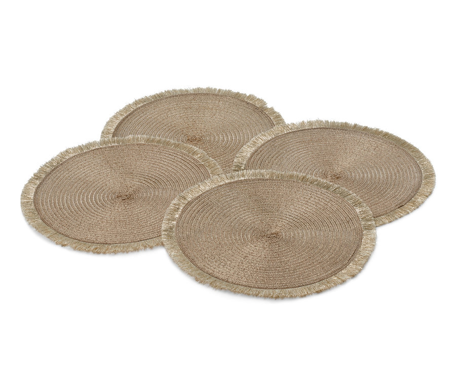 Dört adet altın rengi Amerikan servisi.