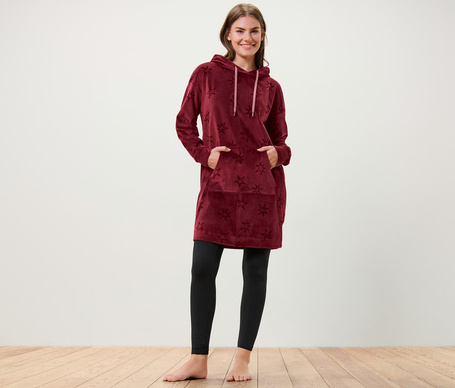 Kadın, Niki Loungewear Elbisenin cebinde elleriyle duruyor, Yıldızlar.