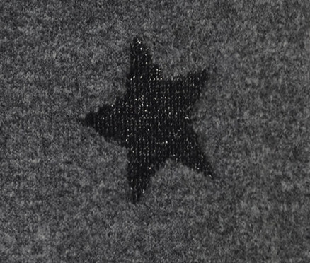 Balıkçı yaka örgü elbisenin yıldız motifli yakın çekimi.