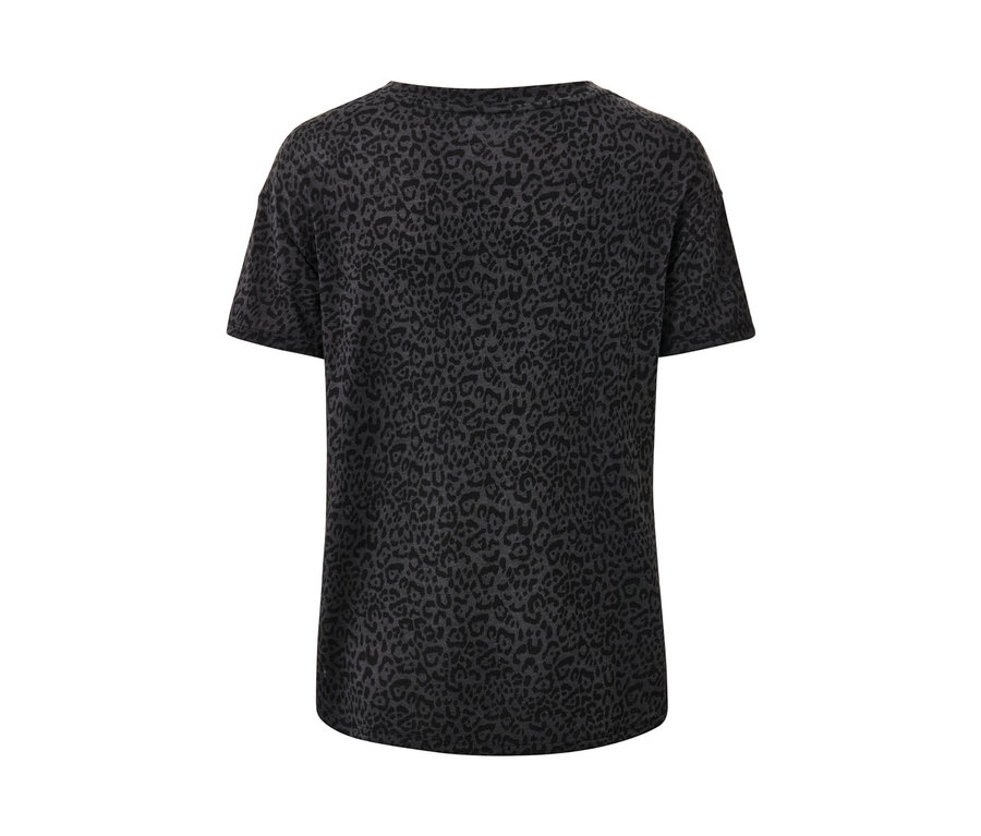 Antrasit rengi spor tişörtünün yakın çekim detayı.