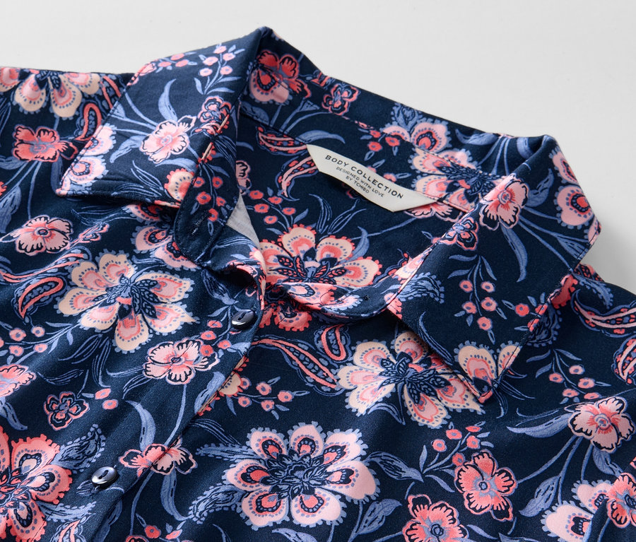 Çiçek desenli dokuma gecelik detayı.